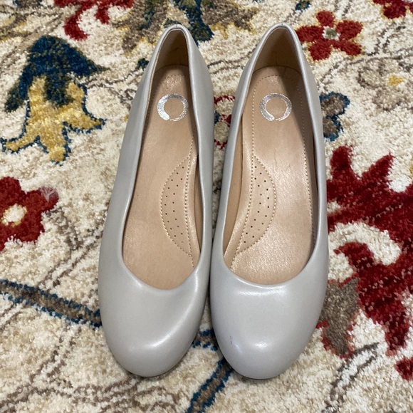 light tan kitten heel shoe - Picture 2 of 4